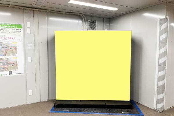 新宿駅西口地上デジタルサイネージ