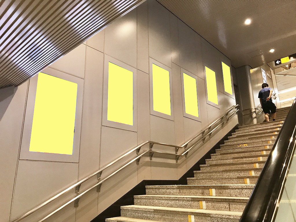 渋谷駅 階段壁面サイネージ