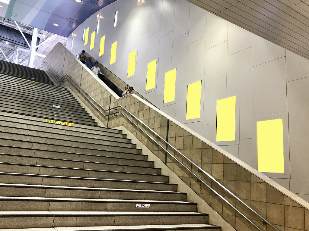 二子玉川駅 階段壁面サイネージ