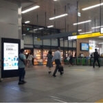 駅デジタルサイネージを活用したECサイトの周知事例（JR秋葉原駅 J・ADビジョン）