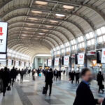 デジタルサイネージ広告を活用した精密機器系企業の掲載事例（品川駅 J・ADビジョン）