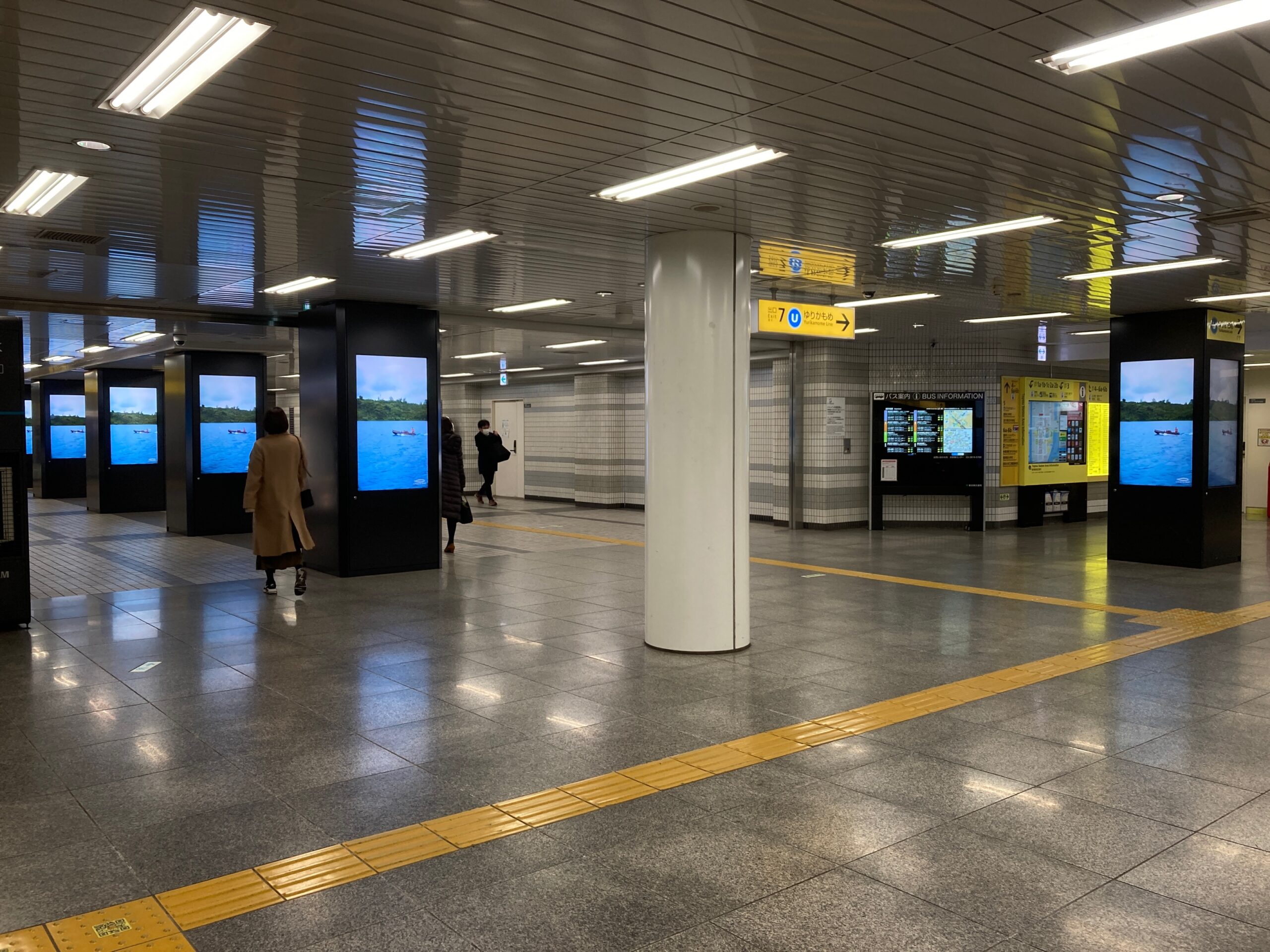 東京メトロ 豊洲駅MCV（メトロコンコースビジョン）単駅1monthスポット