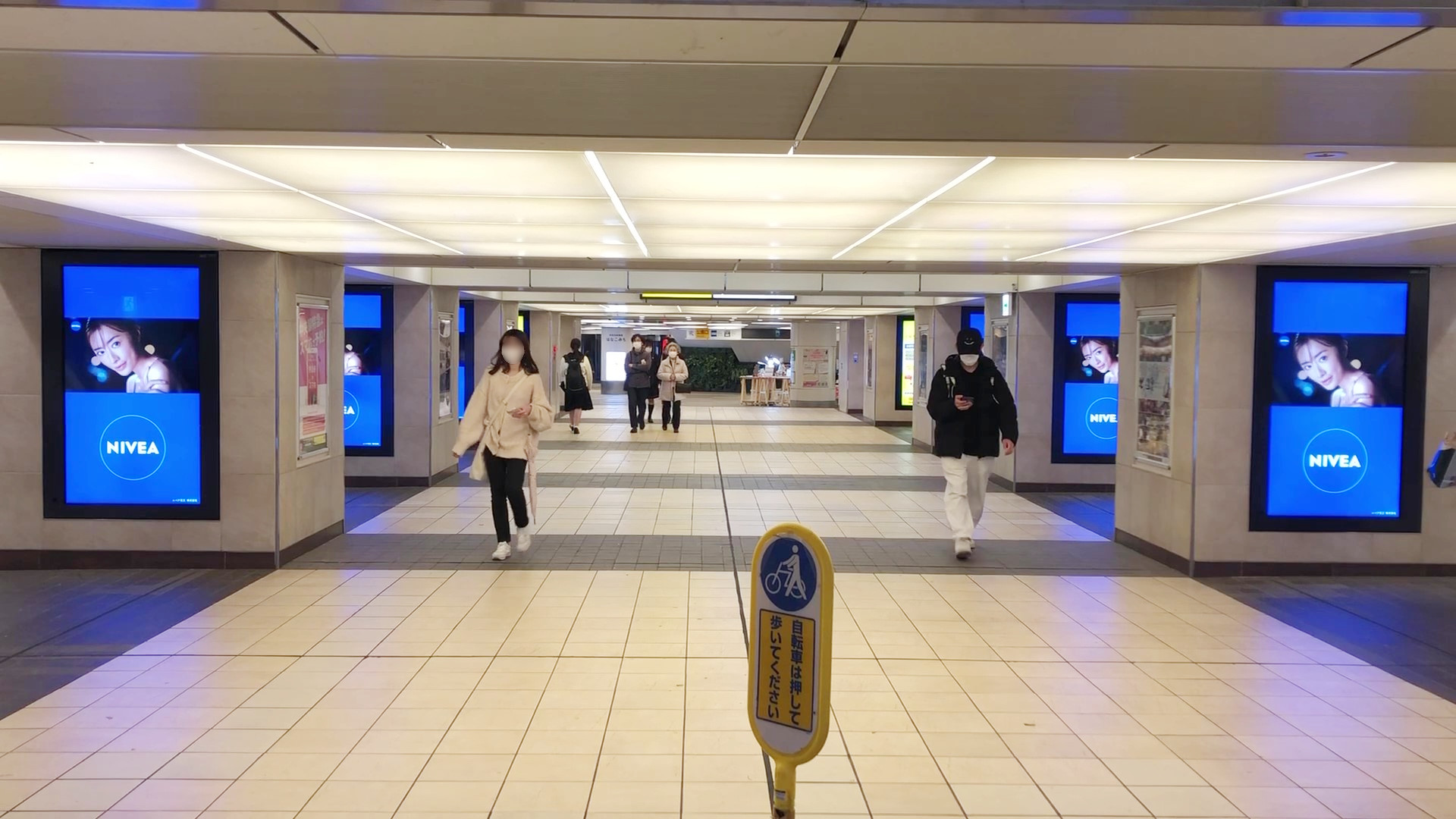 J・ADビジョン 吉祥寺駅 南北自由通路（駅デジタルサイネージ広告）