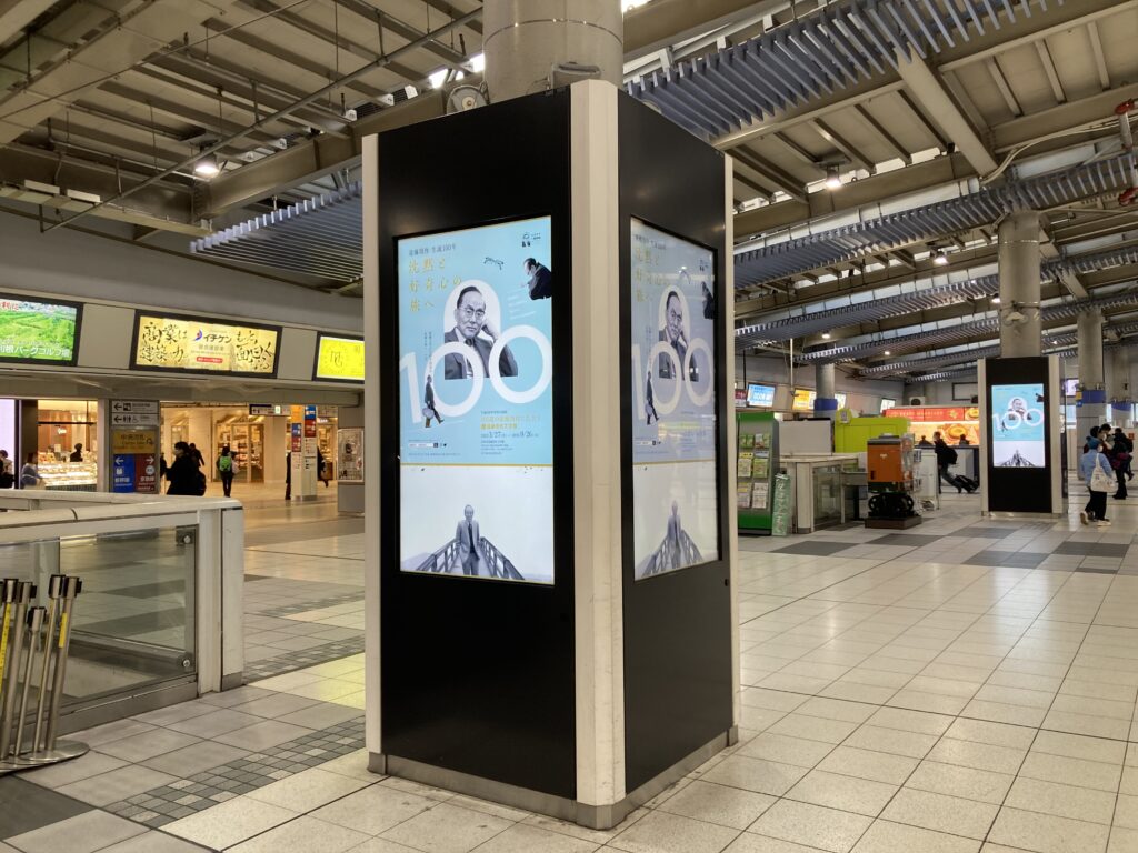 品川駅の中央改札の中にある柱タイプのデジタルサイネージ広告です