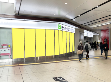 広島駅 自由通路ウィンドウディスプレイ