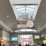 老人ホームのオープン告知事例 | 西武 花小金井駅 駅ポスター・横断幕＆西武バス広告