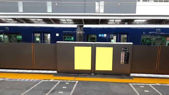 相鉄鶴ヶ峰駅ホームドア広告