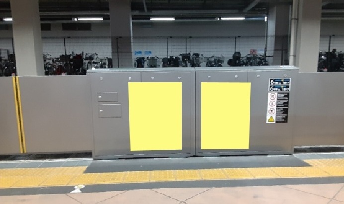 相鉄二俣川駅ホームドア広告