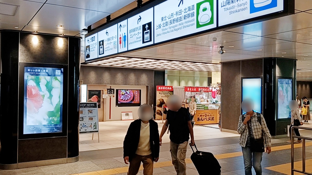 掲載事例_J・ADビジョン東京駅新幹線北乗換口 (1)