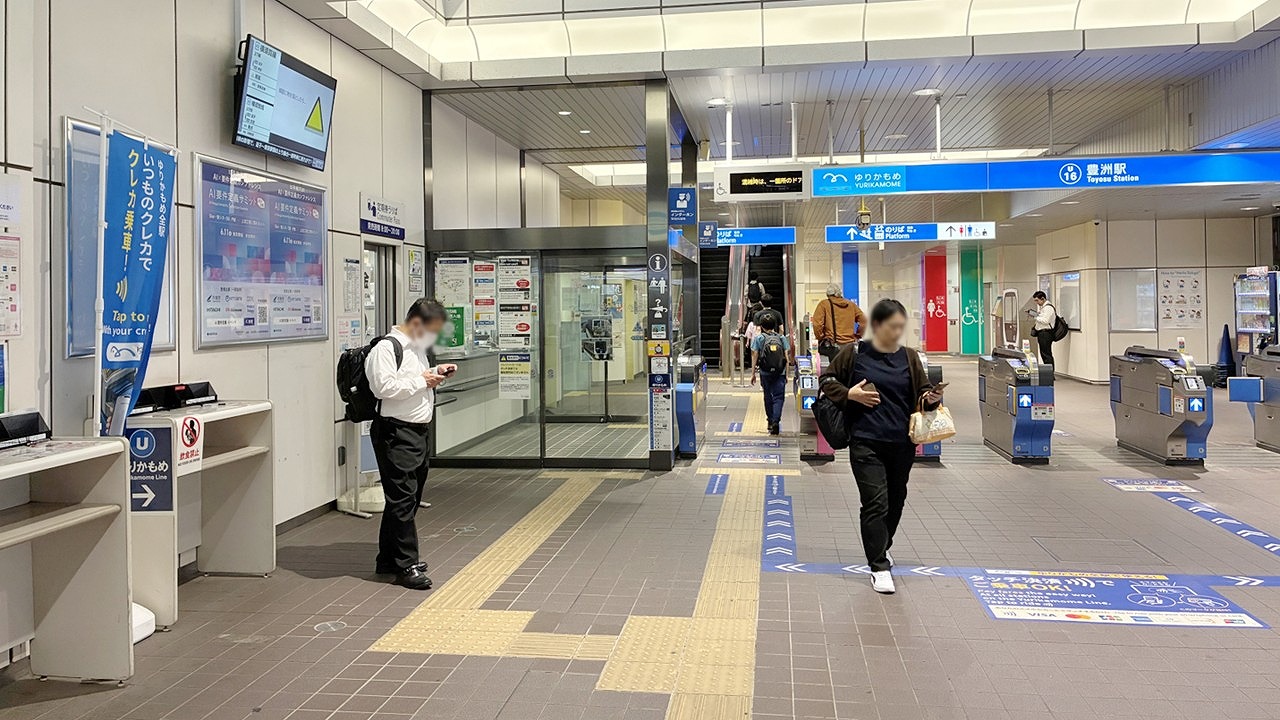 ROUTE6_掲載事例_ゆりかもめ豊洲駅ポスタージャック4