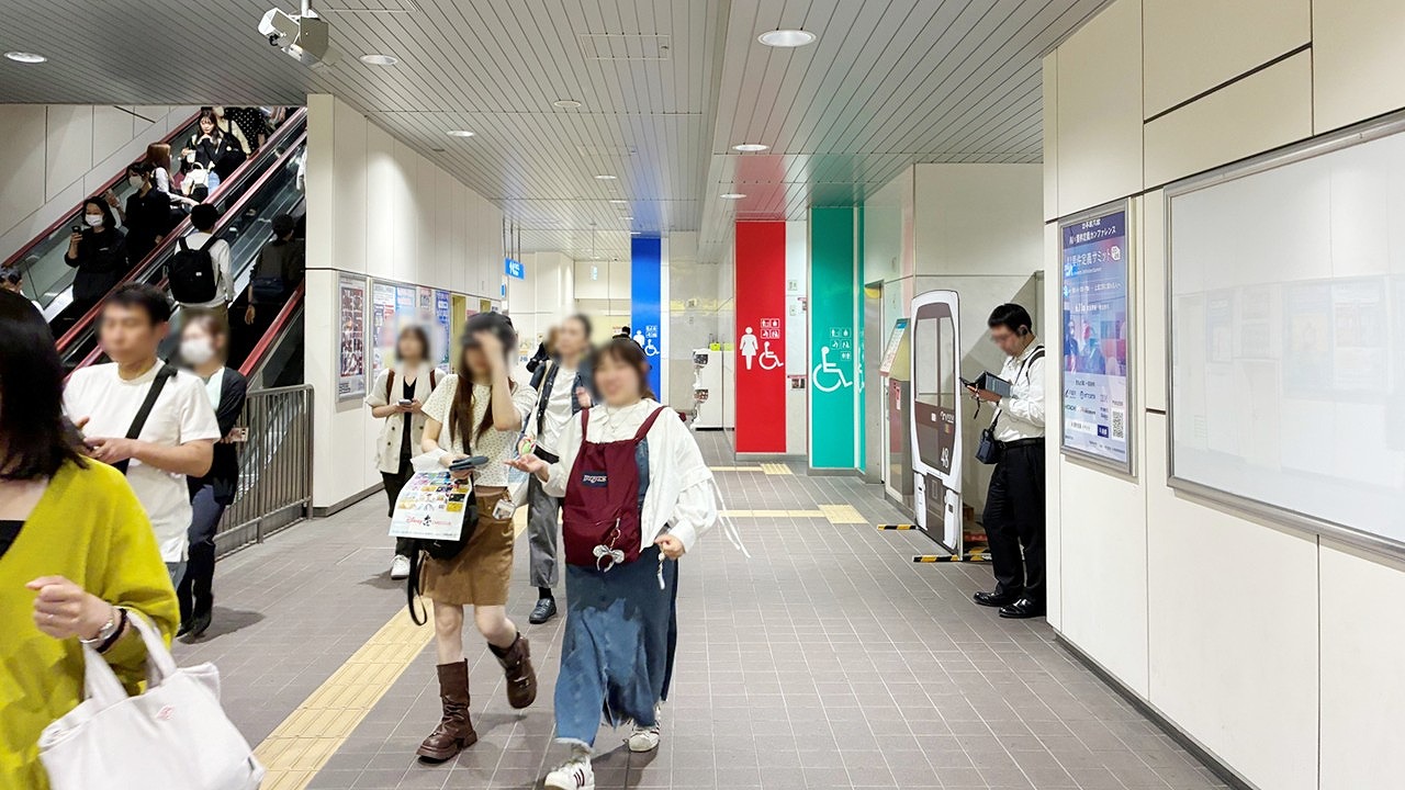 ROUTE6_掲載事例_ゆりかもめ豊洲駅ポスタージャック1