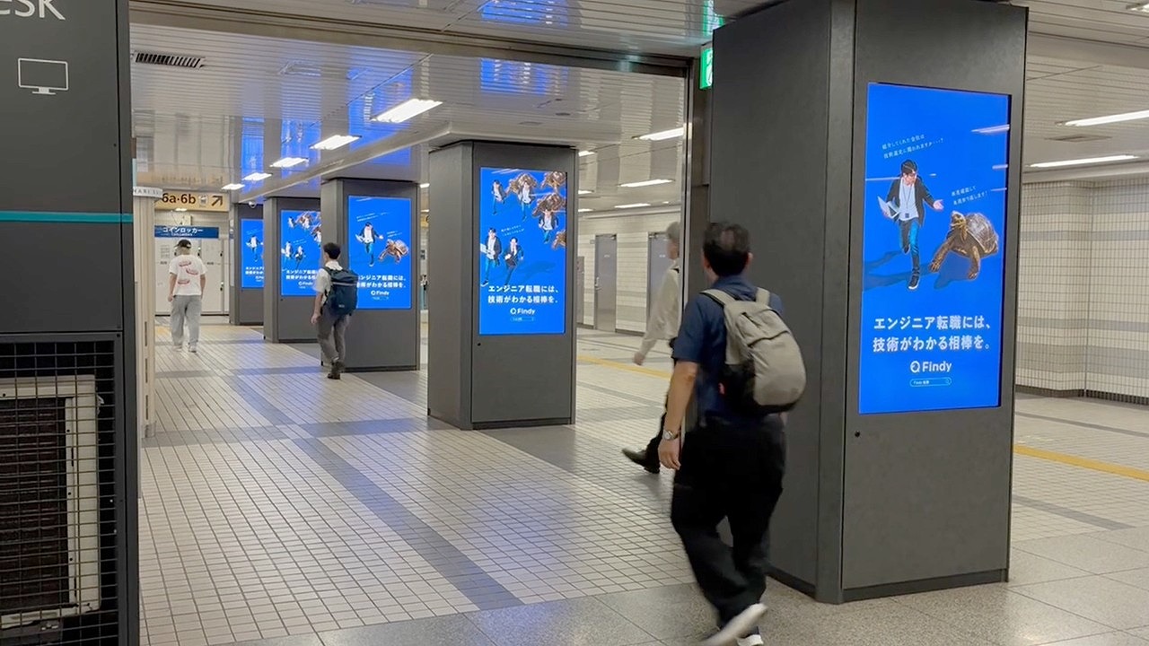 ファインディ株式会社_豊洲駅_MCV放映写真 (1)