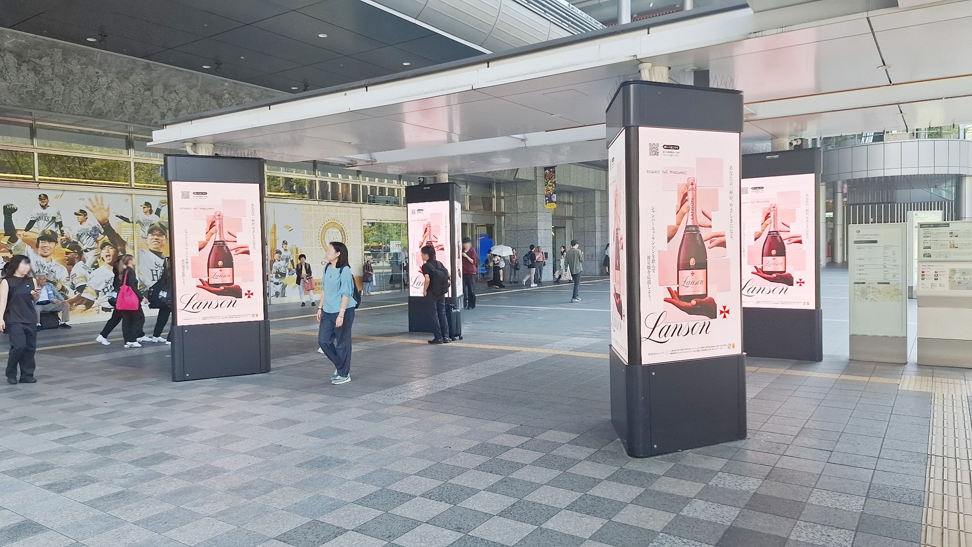 JR博多駅前のデジタルプリズム4に放映されたランソン災害義援金キャンペーン2026の広告
