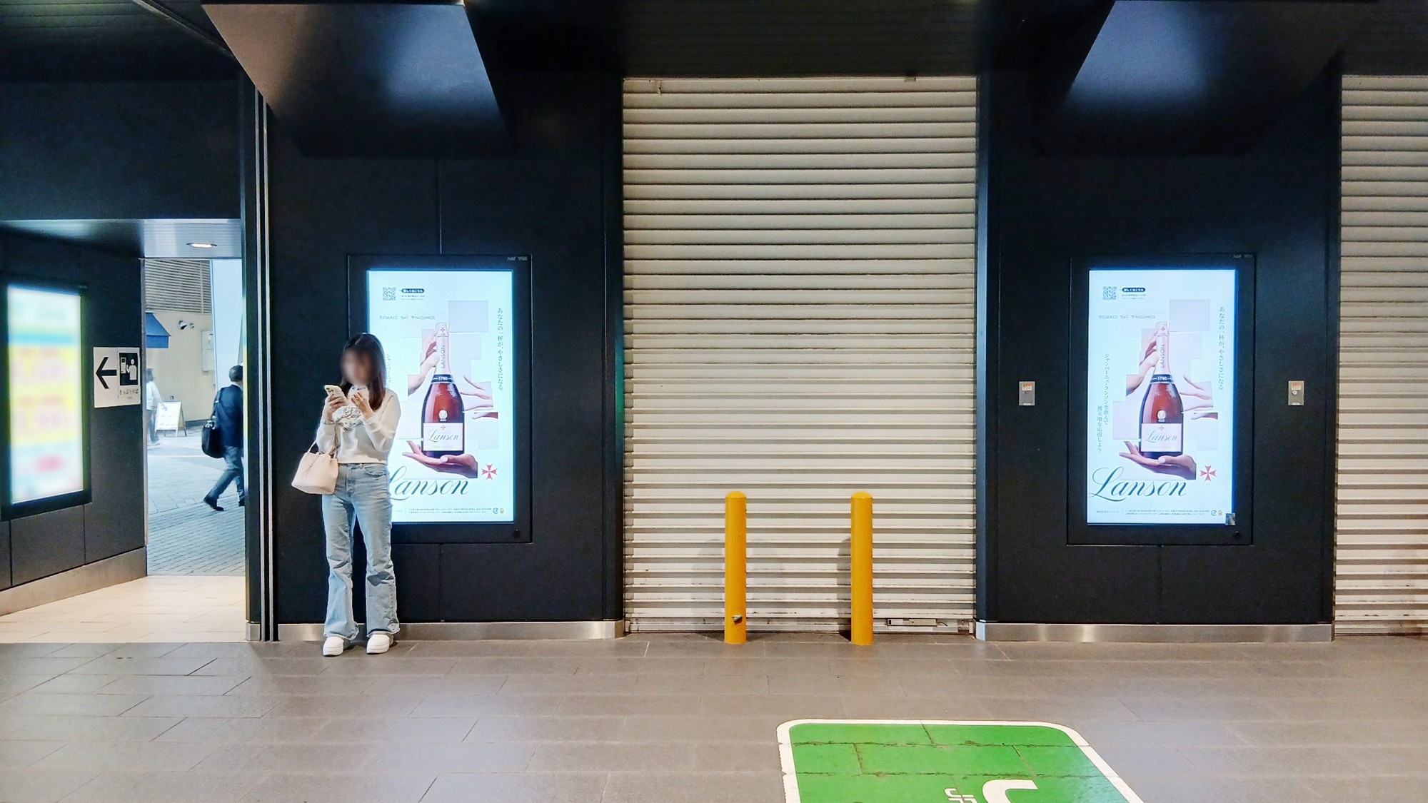 JR有楽町駅中央改札口のJ・ADビジョンに放映されたランソン災害義援金キャンペーン2026の広告