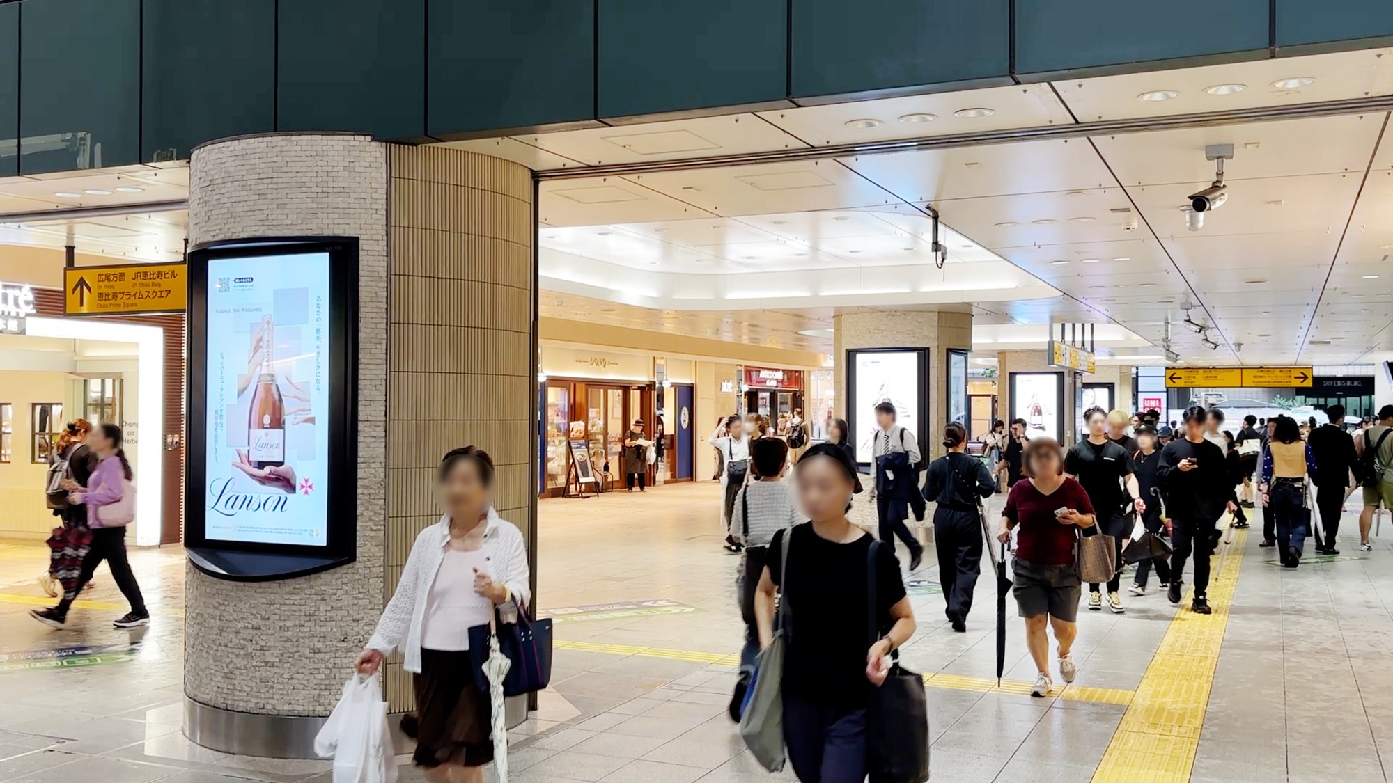 JR恵比寿駅西口のJ・ADビジョンに放映された株式会社モトックスのランソン災害義援金キャンペーン広告