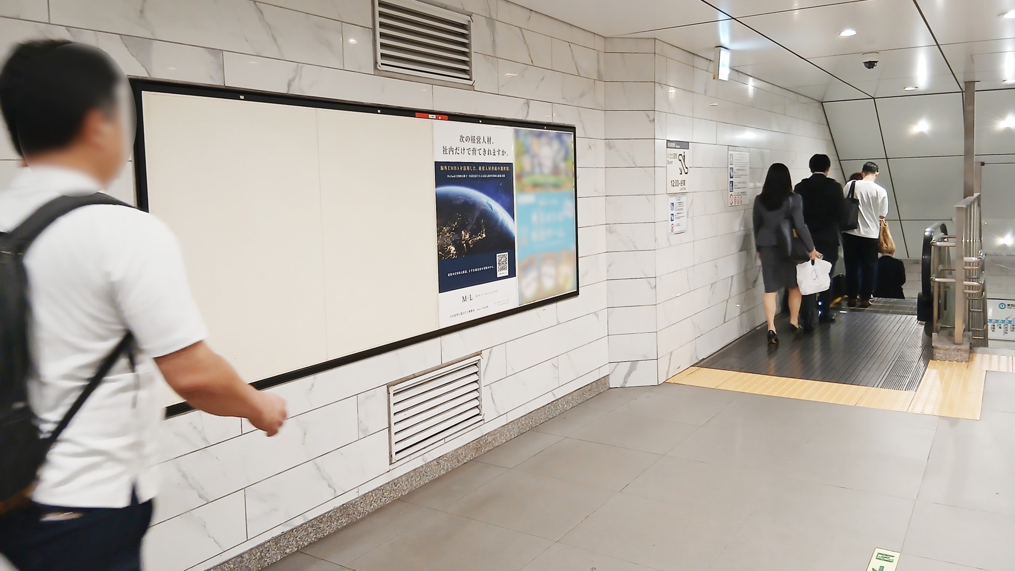 東京メトロ銀座線日本橋駅に掲出された「Meridian Leaders」のB1駅ポスター
