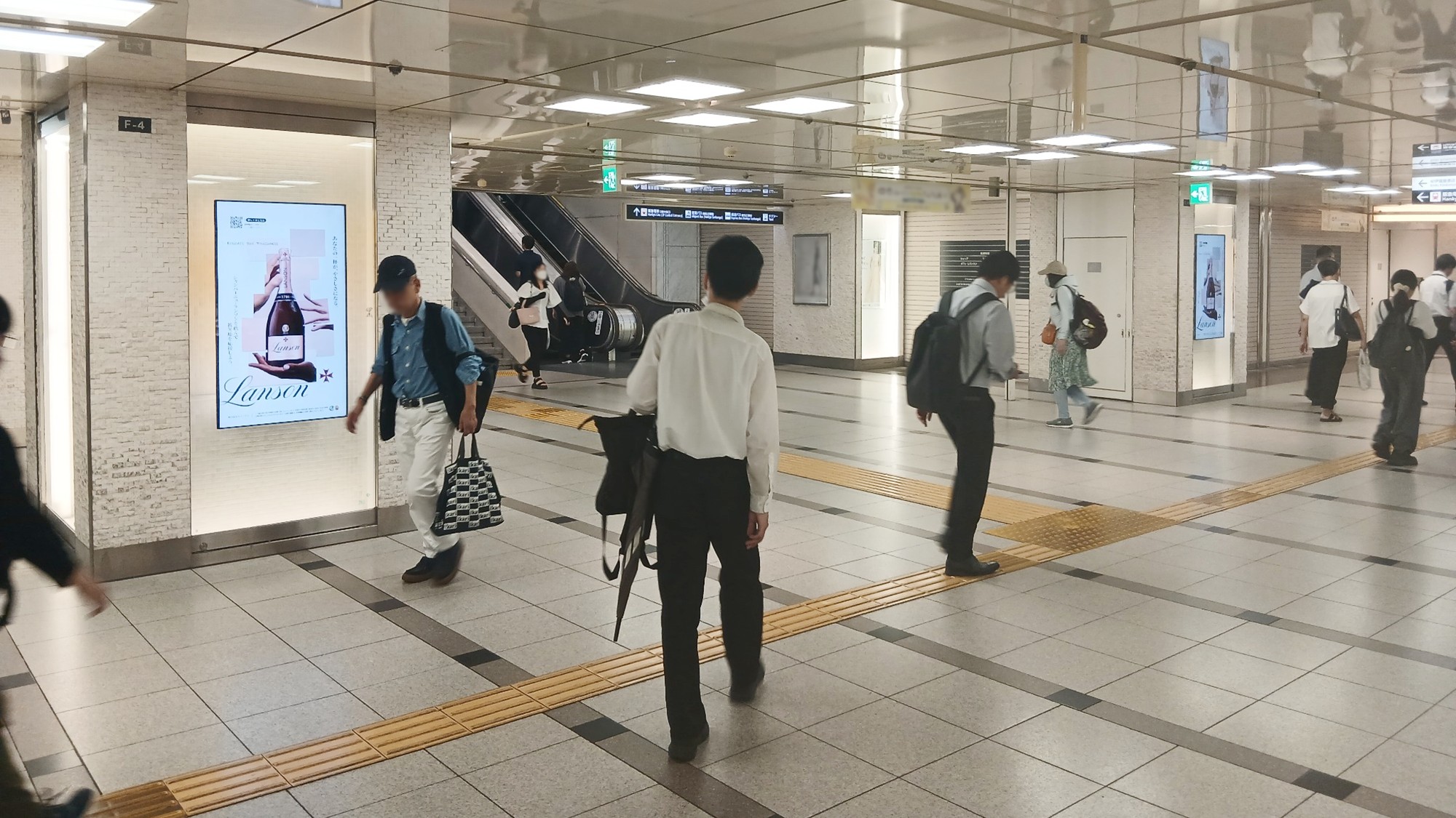 阪急大阪梅田駅の阪急デジタルサイネージ三番街南館B1階に放映されたランソン災害義援金キャンペーン広告