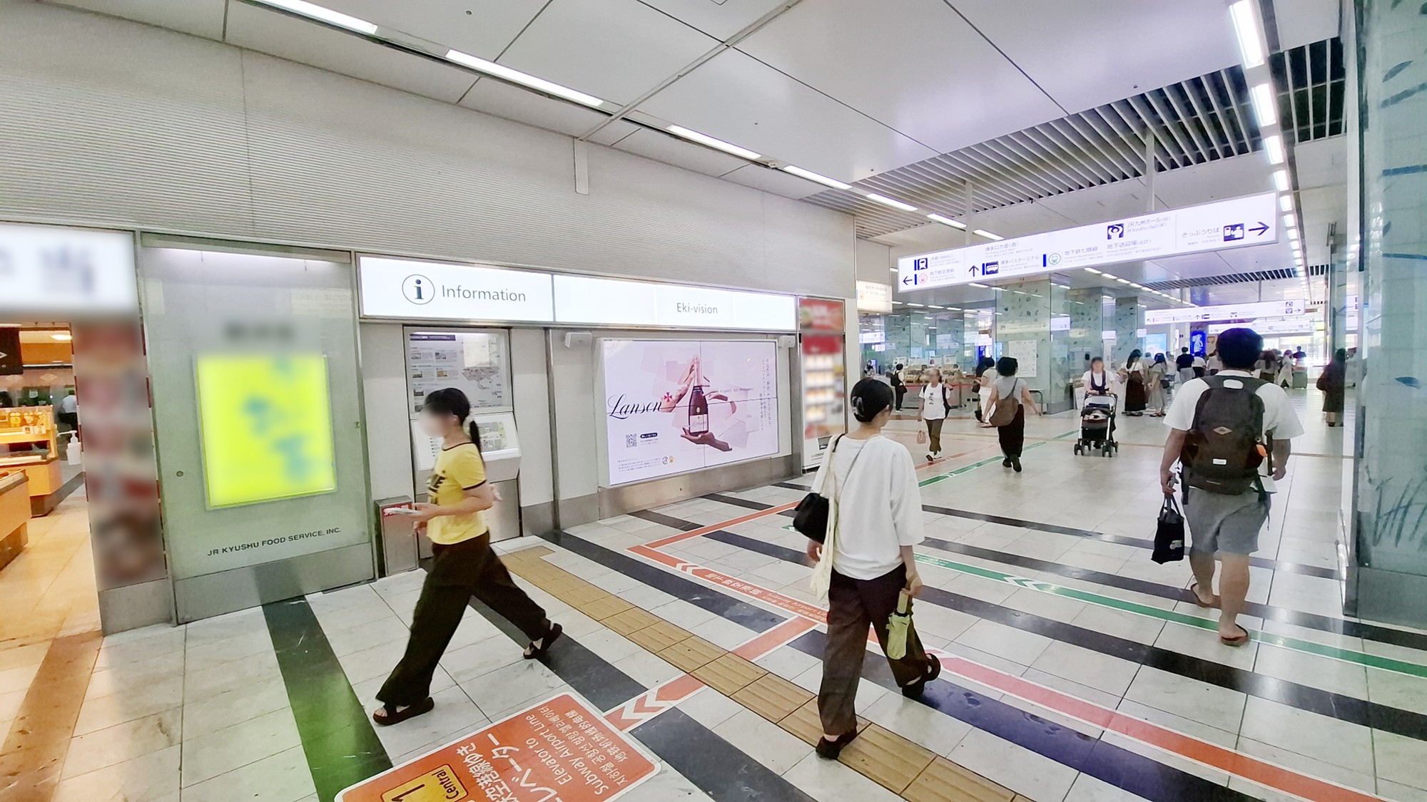 JR博多駅コンコースに設置されたEki-Visionとランソン災害義援金キャンペーン2026の広告