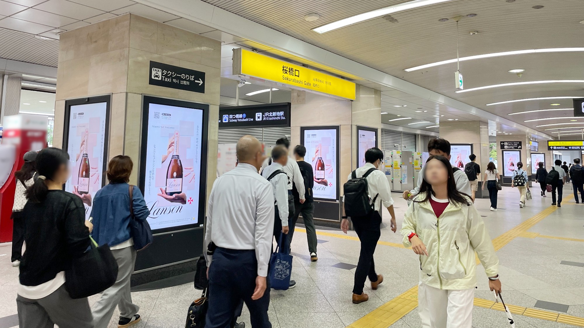 JR大阪駅桜橋口の複数のJ・ADビジョンWEST大阪駅桜橋口デジタルサイネージに放映されたランソン災害義援金キャンペーン2026の広告